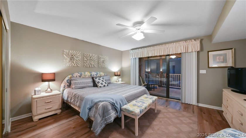 Top floor, vaulted ceilings, fully updated, furnished and - photo 26