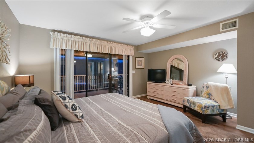 Top floor, vaulted ceilings, fully updated, furnished and - photo 27