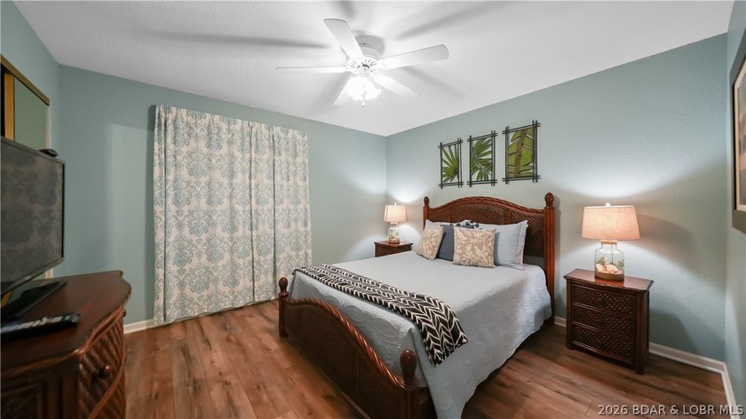 Top floor, vaulted ceilings, fully updated, furnished and - photo 30