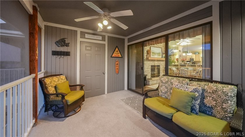 Top floor, vaulted ceilings, fully updated, furnished and - photo 34