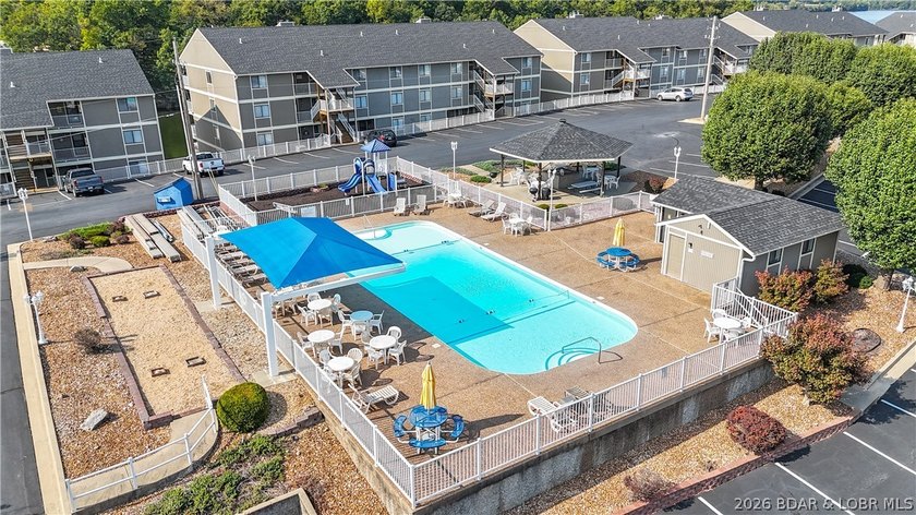 Top floor, vaulted ceilings, fully updated, furnished and - photo 44