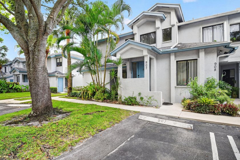 Beautiful 3 bedroom, 2 bathroom townhome with water view. See - photo 5