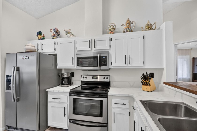 Beautiful 3 bedroom, 2 bathroom townhome with water view. See - photo 7