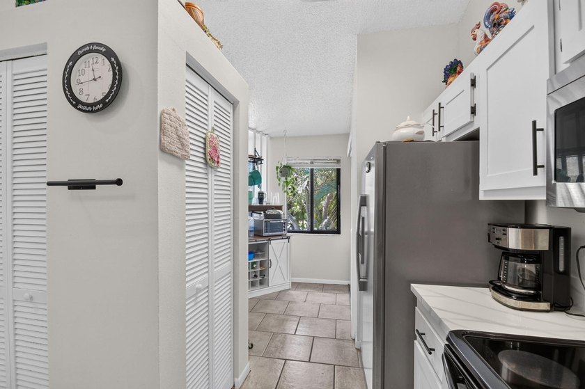 Beautiful 3 bedroom, 2 bathroom townhome with water view. See - photo 8