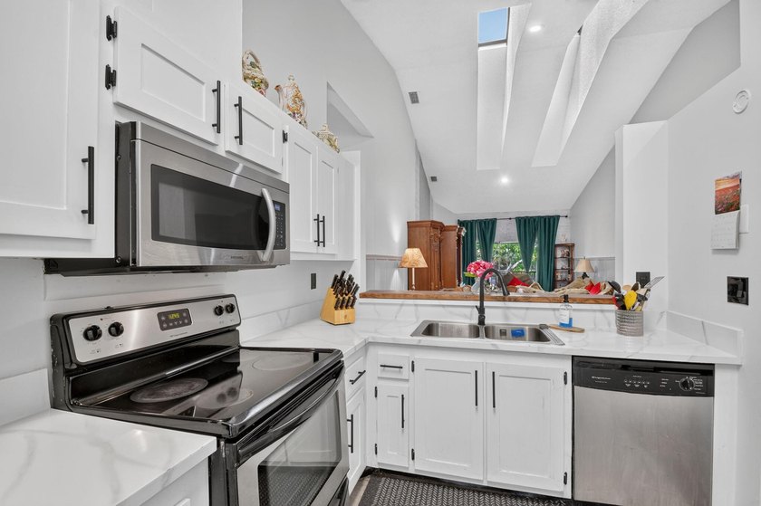 Beautiful 3 bedroom, 2 bathroom townhome with water view. See - photo 9