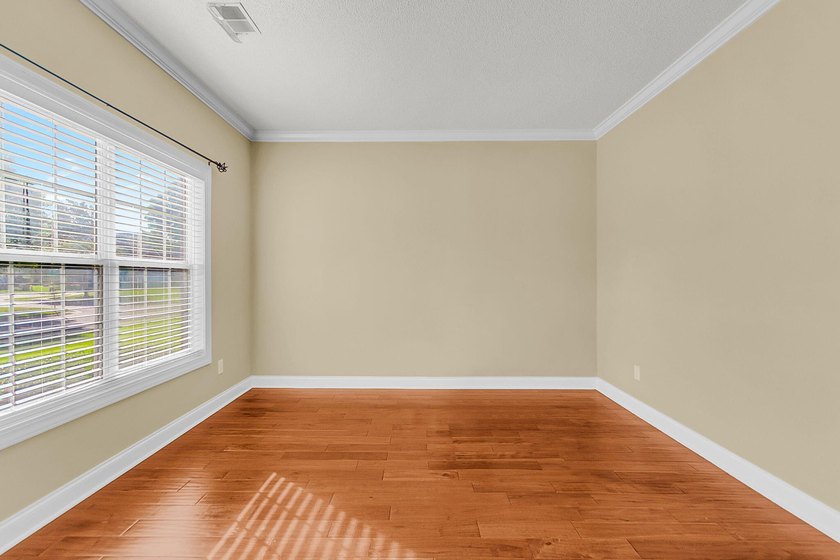Welcome Home to 319 Lindrick Court! A Stunning Colonial-Style - photo 29