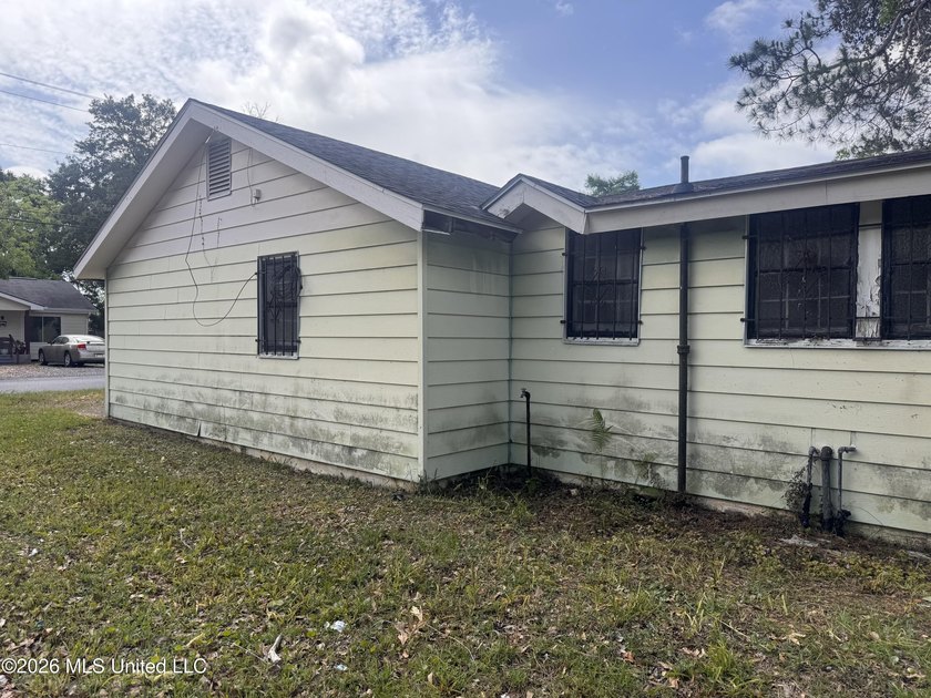 nvestor Special in Prime Pascagoula Location - Two Homes - photo 2