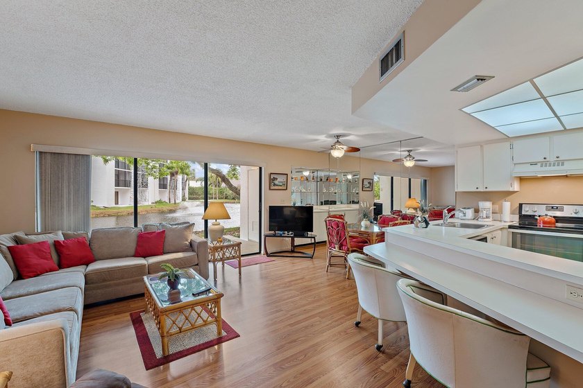 Lovely ground floor condo in one of the most desirable beach - photo 4