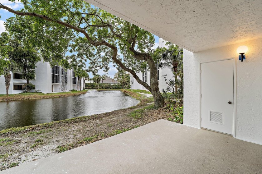 Lovely ground floor condo in one of the most desirable beach - photo 9