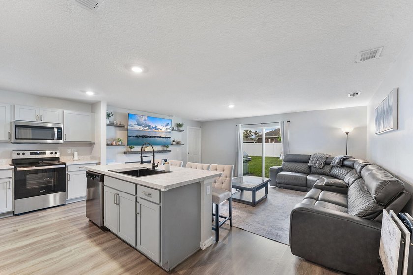 Discover this stunning 4 bedroom, 2 bathroom single family home - photo 7