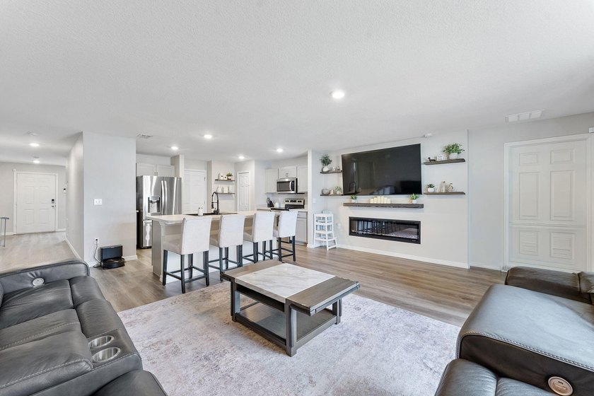 Discover this stunning 4 bedroom, 2 bathroom single family home - photo 8
