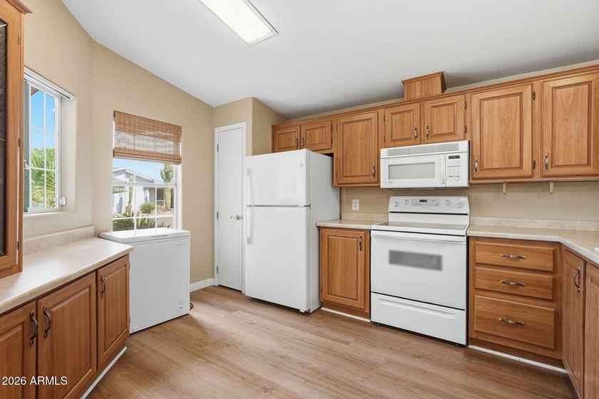 THIS IS IT!!! Updated, Corner Lot, MOVE IN READY beauty with - photo 9