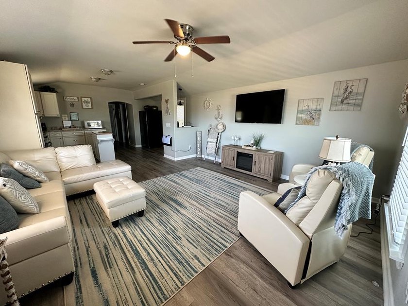This beautifully turn-key escape offers the perfect balance of - photo 7