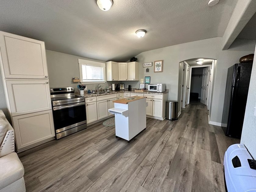 This beautifully turn-key escape offers the perfect balance of - photo 10