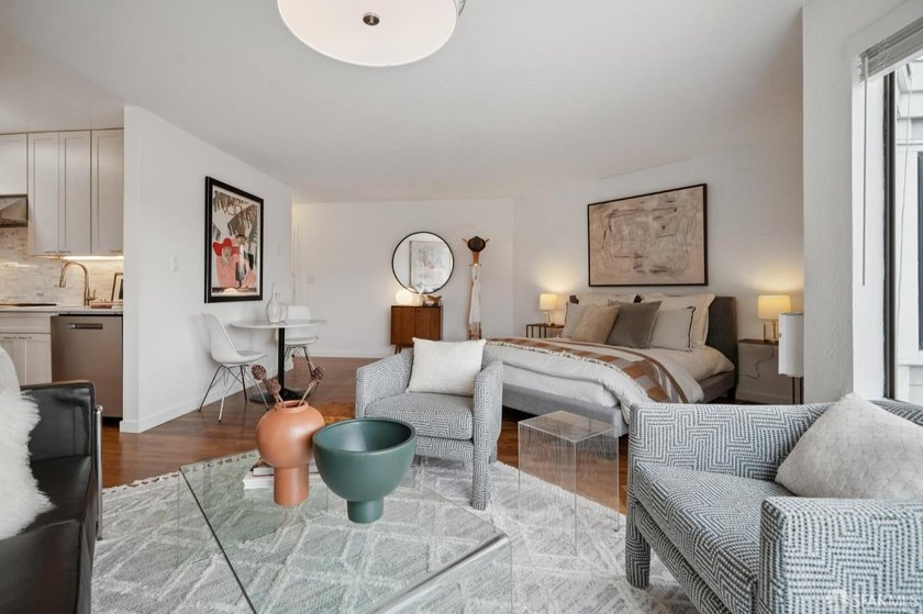 Sophisticated and modern living is offered in this Marina - photo 8
