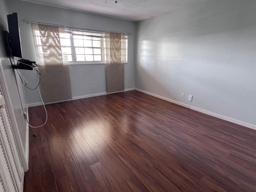 Exceptional value!! Bright, spacious Apt w/open layout, fresh - photo 9