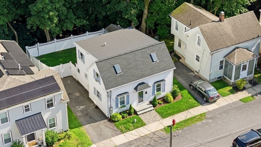 Welcome to this meticulously renovated four-bedroom Colonial - photo 3