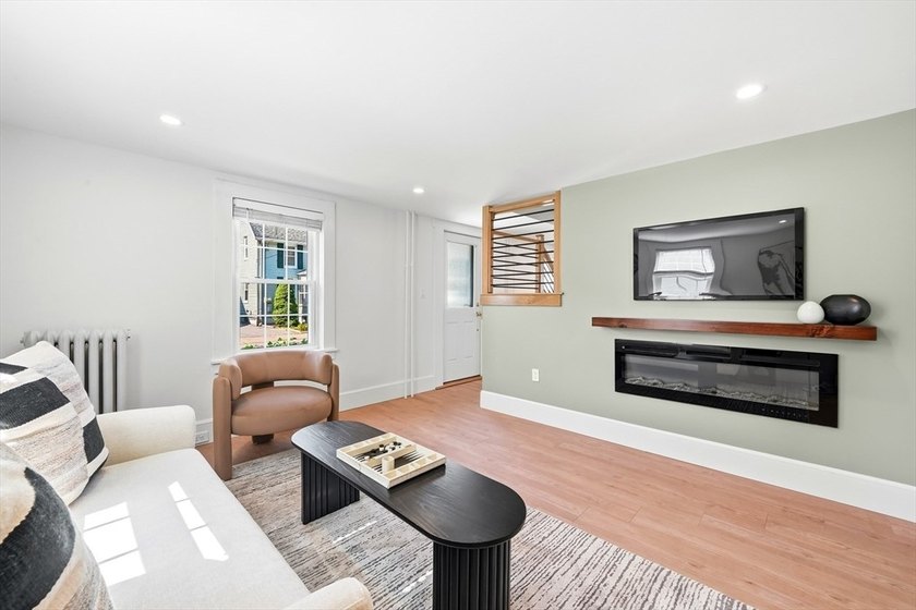 Welcome to this meticulously renovated four-bedroom Colonial - photo 4