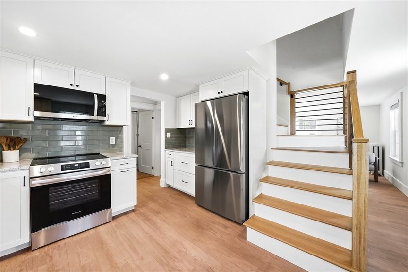 Welcome to this meticulously renovated four-bedroom Colonial - photo 6