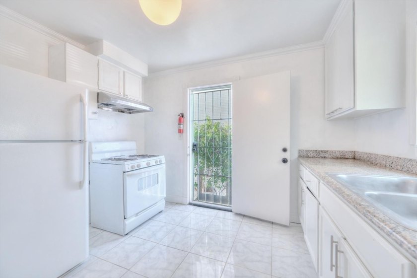 Triplex property located at 6029 MacArthur Blvd in Oakland - photo 29
