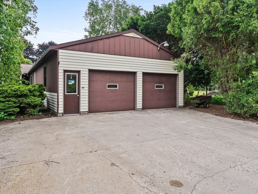 This well-built, one-owner 3-bedroom, 2-bath ranch features - photo 3