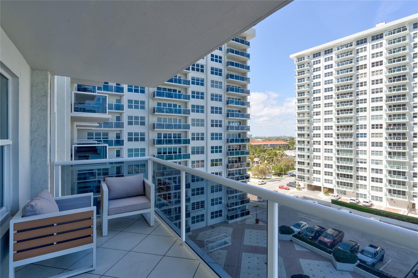 Stunning, Fully Remodeled Oceanfront Condo on the Galt Mile! - photo 4
