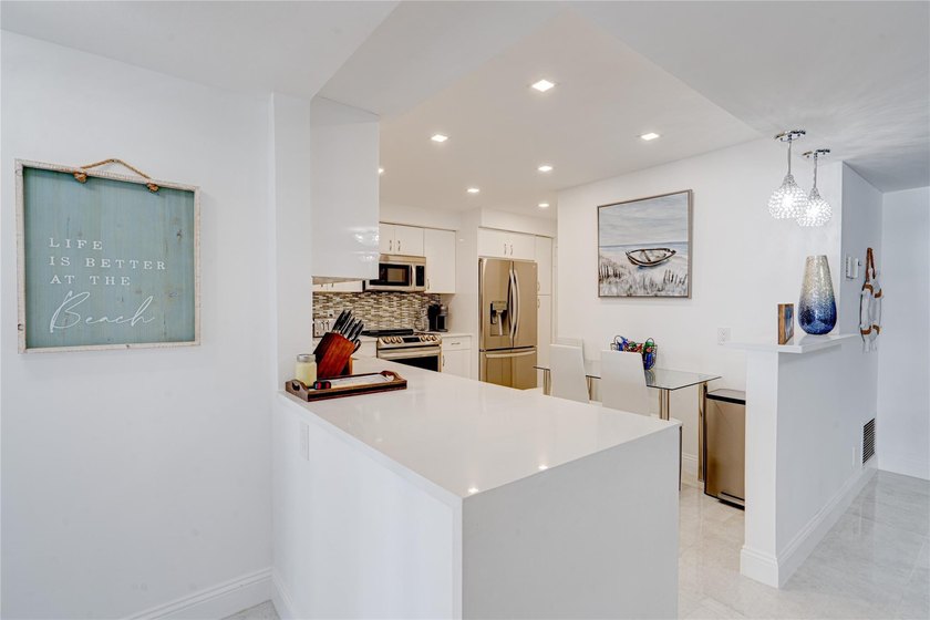 Stunning, Fully Remodeled Oceanfront Condo on the Galt Mile! - photo 7