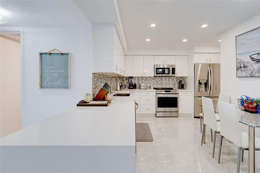 Stunning, Fully Remodeled Oceanfront Condo on the Galt Mile! - photo 8