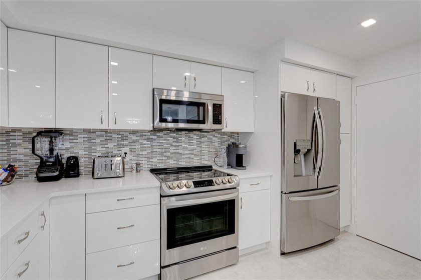 Stunning, Fully Remodeled Oceanfront Condo on the Galt Mile! - photo 9