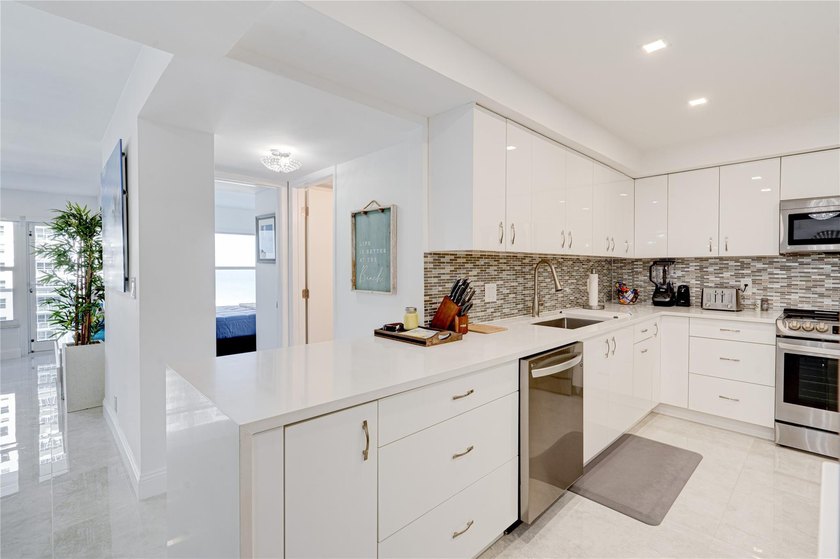 Stunning, Fully Remodeled Oceanfront Condo on the Galt Mile! - photo 10