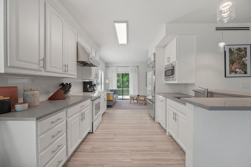 This stunning 3-bedroom, 3.1-bath Golf Cottage has been - photo 11