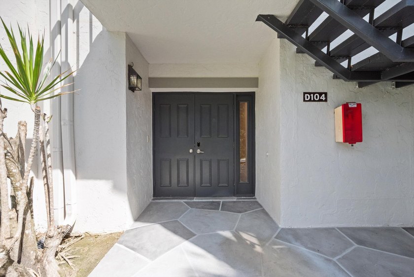 This stunning 3-bedroom, 3.1-bath Golf Cottage has been - photo 25