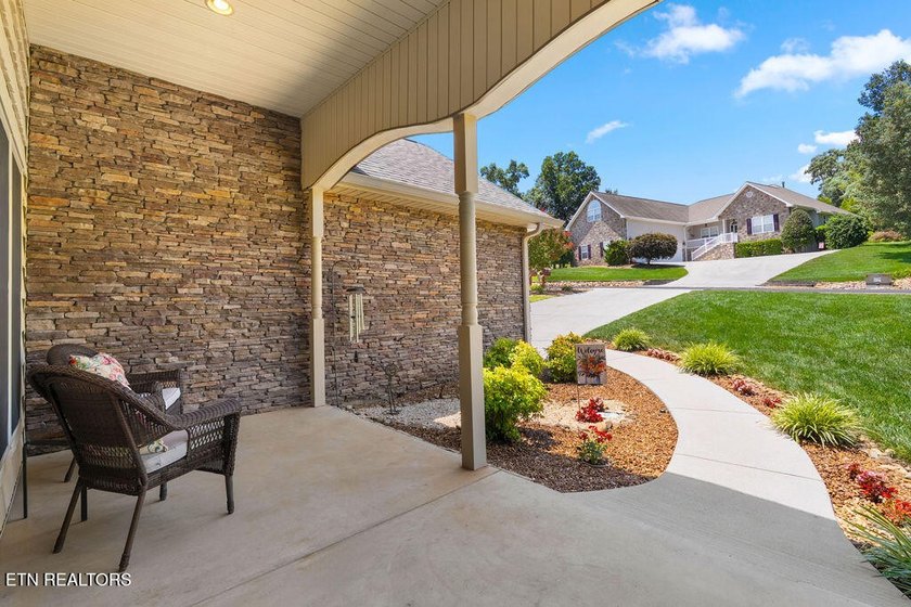 **FIRST TIME ON MARKET.** Beautiful GOLF FRONT with Amazing - photo 3