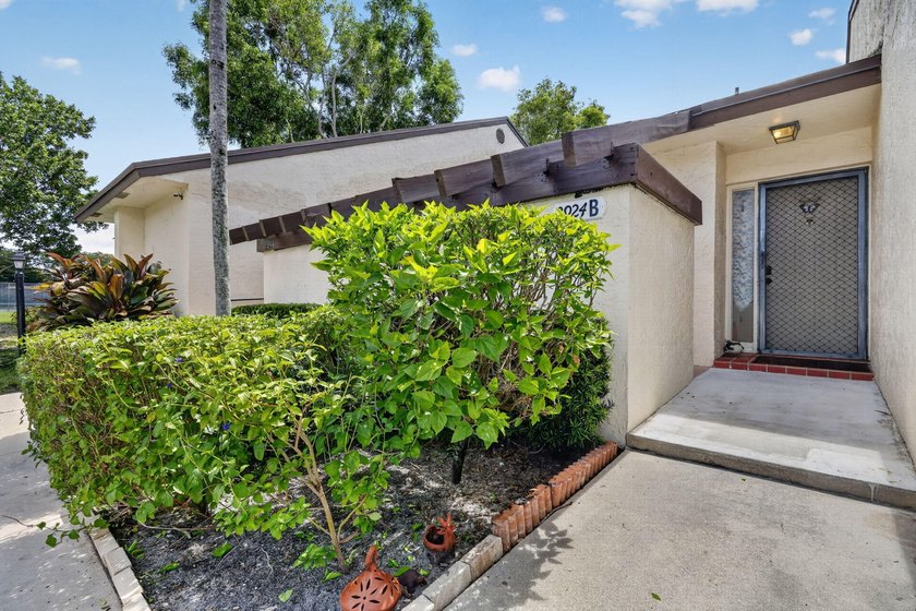 Welcome to this 2 bedroom, 2 bathroom villa located in the - photo 2