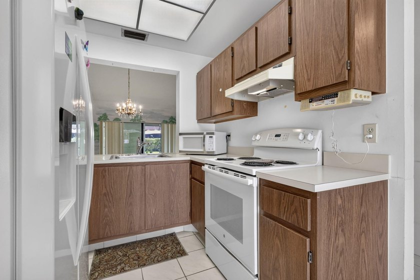 Welcome to this 2 bedroom, 2 bathroom villa located in the - photo 5
