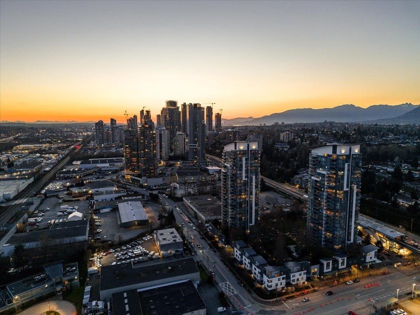 Legacy Tower II by Embassy (Bosa) in Brentwood offers a refined - photo 2