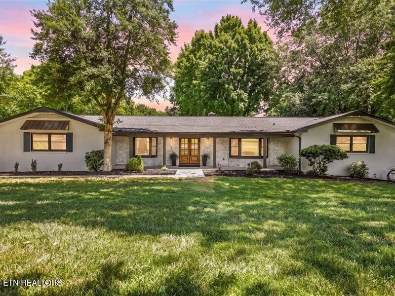 Prestigious Riverbend Estate located on almost an acre level lot - photo 2