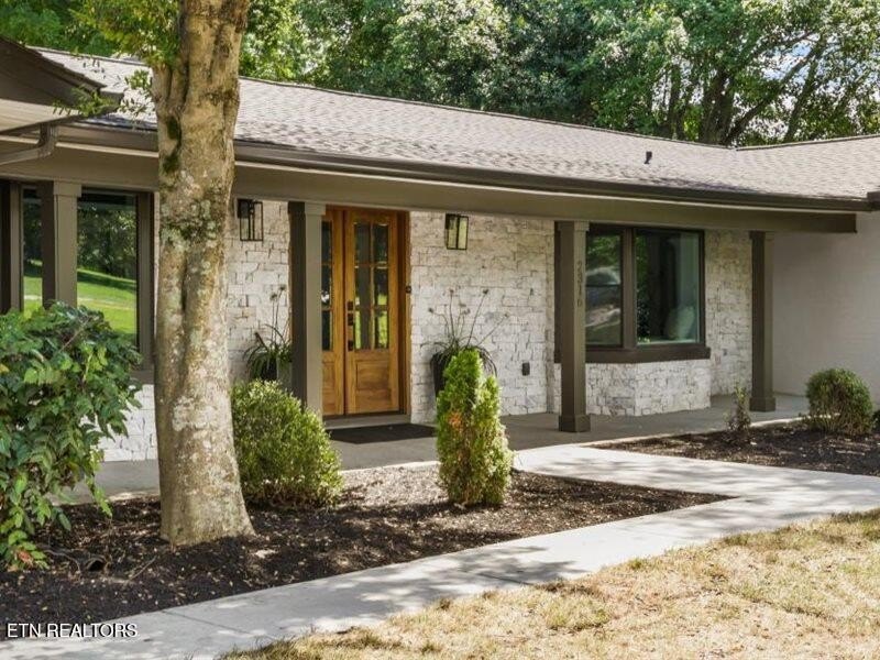 Prestigious Riverbend Estate located on almost an acre level lot - photo 3