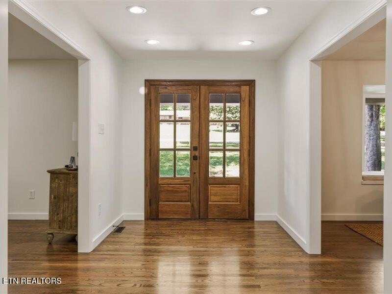 Prestigious Riverbend Estate located on almost an acre level lot - photo 5
