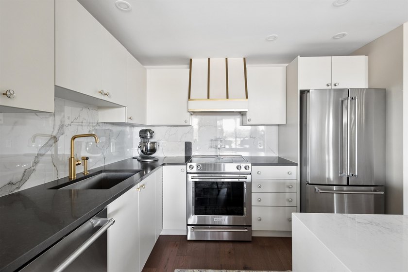Legacy Tower II by Embassy (Bosa) in Brentwood offers a refined - photo 7