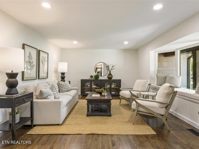Prestigious Riverbend Estate located on almost an acre level lot - photo 7