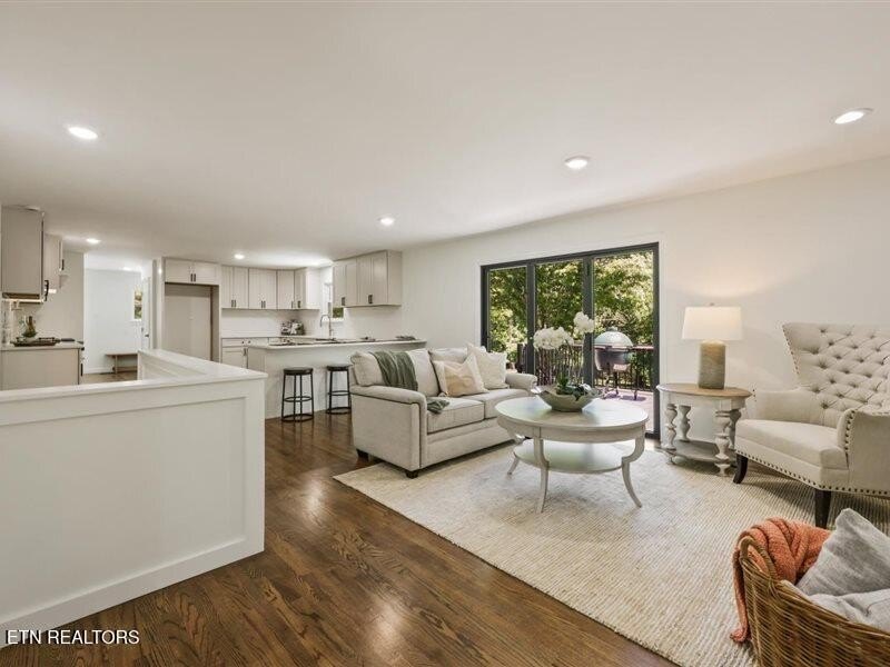 Prestigious Riverbend Estate located on almost an acre level lot - photo 10