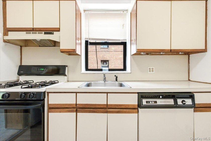 Welcome to this sun-filled corner JR4, a versatile one bedroom - photo 15