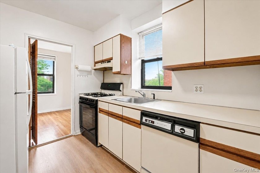 Welcome to this sun-filled corner JR4, a versatile one bedroom - photo 16