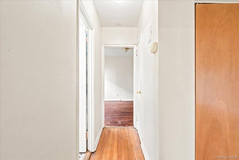 Welcome to this sun-filled corner JR4, a versatile one bedroom - photo 17
