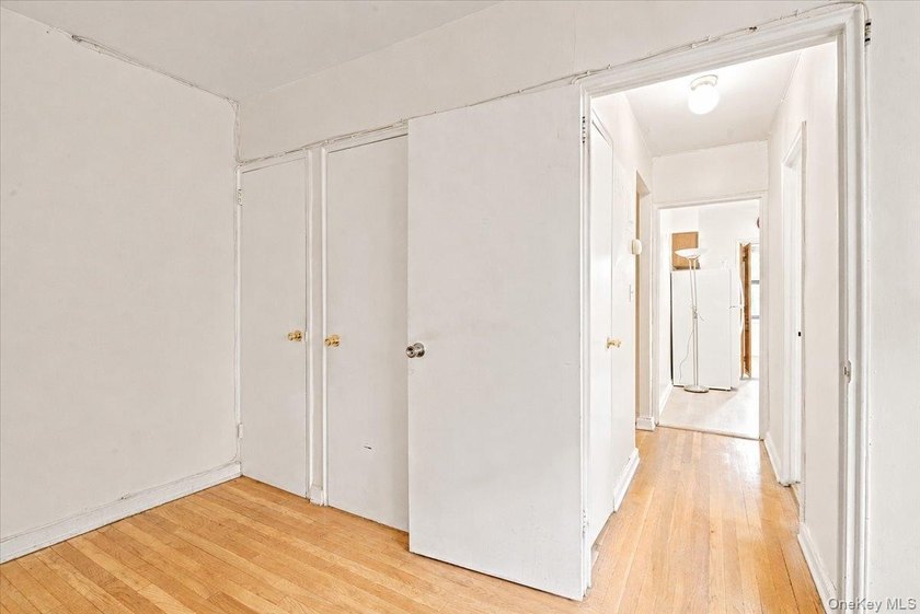 Welcome to this sun-filled corner JR4, a versatile one bedroom - photo 20