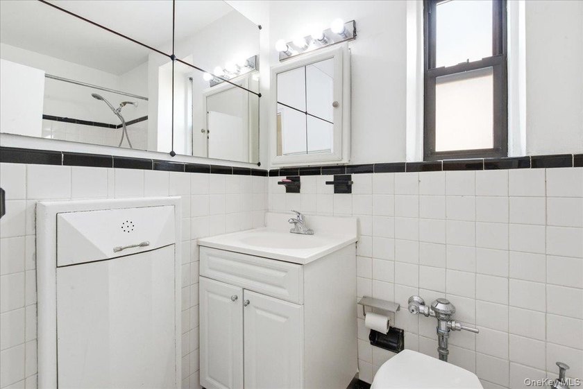 Welcome to this sun-filled corner JR4, a versatile one bedroom - photo 22