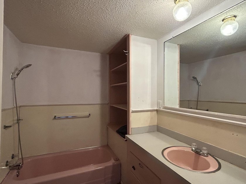 Welcome to this versatile 4-bedroom, 2-bath home offering space - photo 6