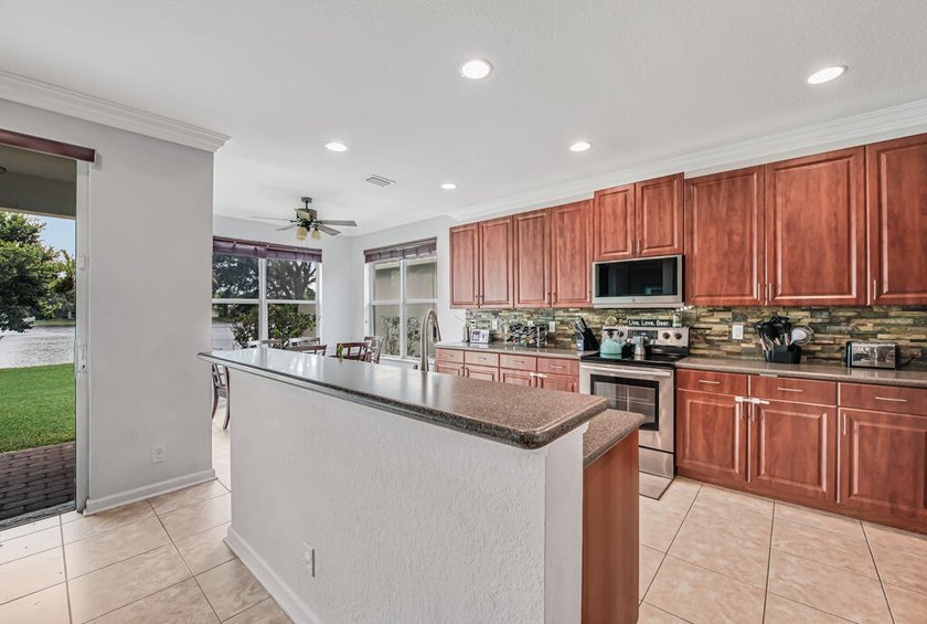 Extraordinary waterfront property. Stunning 4b/2.5b upgraded - photo 13
