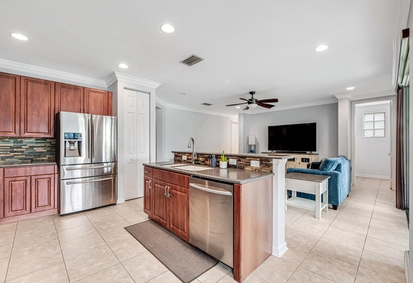 Extraordinary waterfront property. Stunning 4b/2.5b upgraded - photo 15